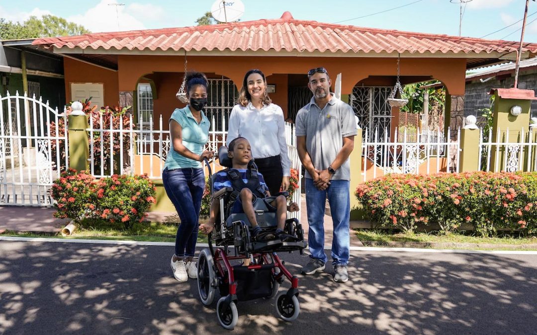 Donación de un coche especial para Kareem