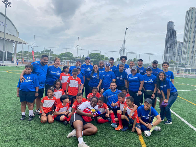 Los voluntarios de FSBV y Banco General compartieron en actividad deportiva con Fútbol con Corazón
