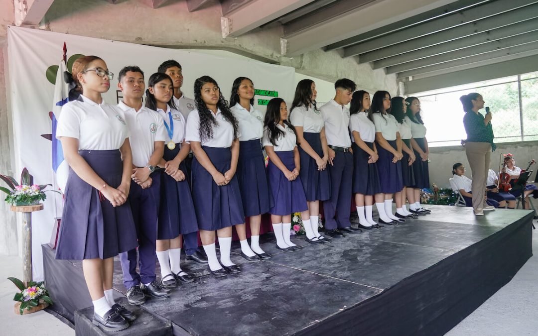 Celebración de graduación en el Colegio Federico José Humbert Azcárraga