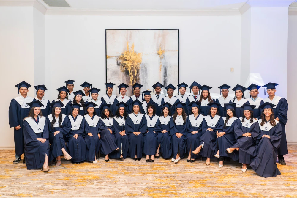 Celebramos la graduación de nuestros becados